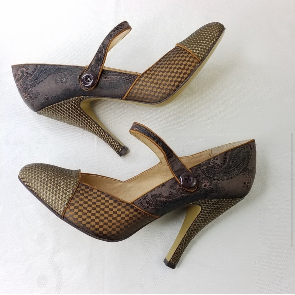 Gorgeous NWOT Mojo Moxy heels by Dolce